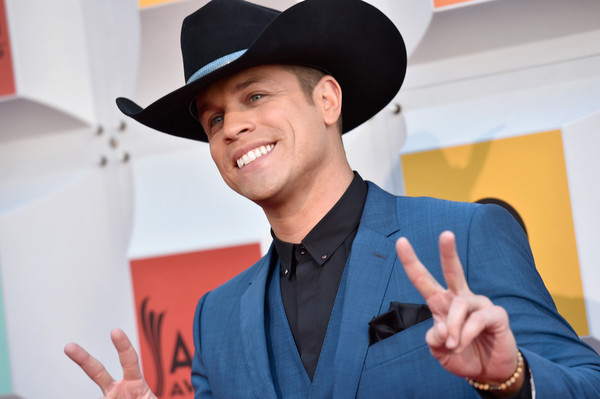 Dustin Lynch Joins Star-Studded Musical Lineup During PBR Finals Week
