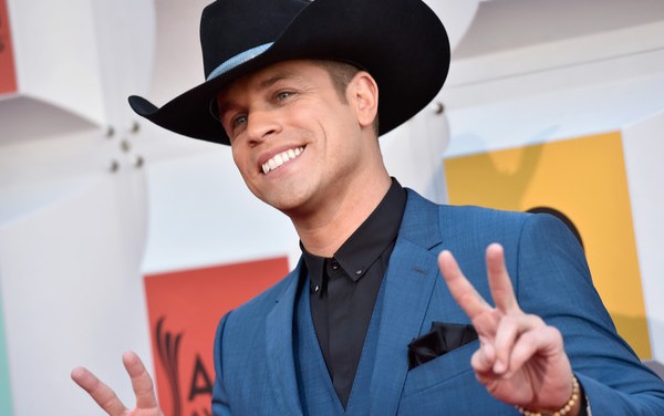 Dustin Lynch’s Smash Hit “Mind Reader” Lands Top Spot at Country Radio This Week