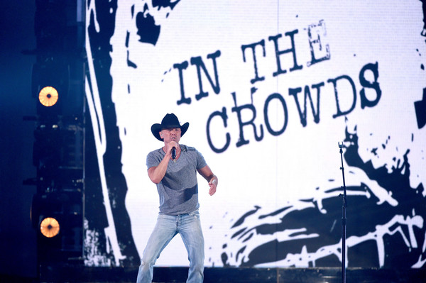 Kenny Chesney Kicks Off “Spread The Love” with 50,430 War Eagles