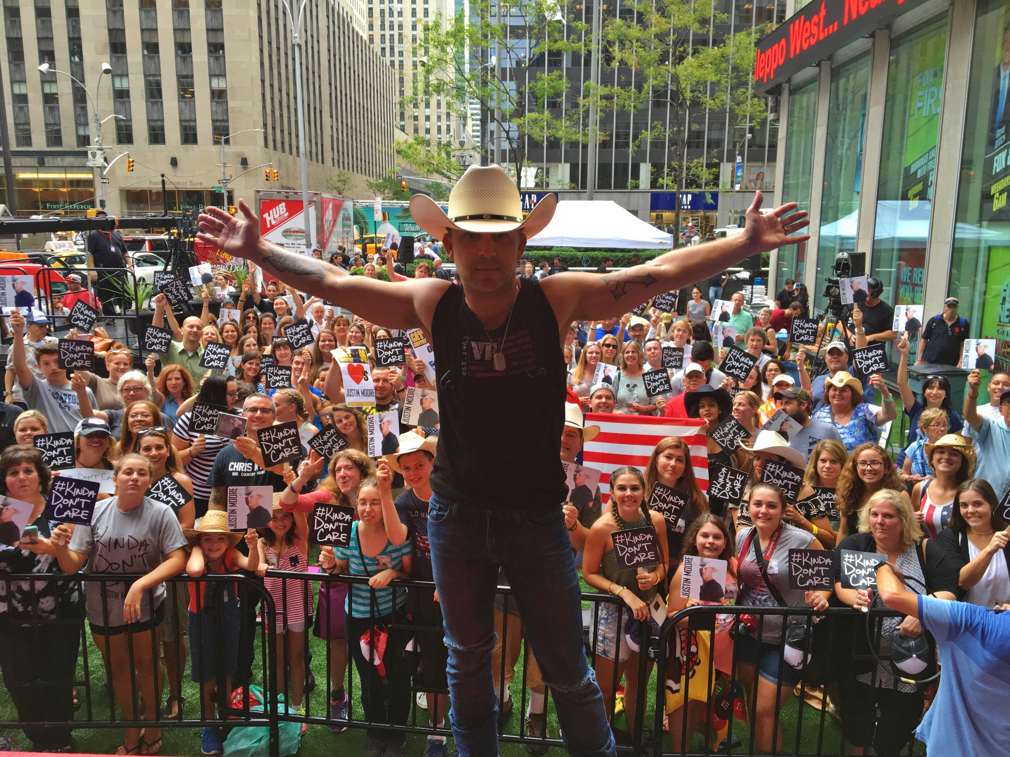 Justin Moore Rocks FOX & Friends + Scores Top Country Album on iTunes Justin Moore Rocks FOX & Friends + Scores Top Country Album on iTunes