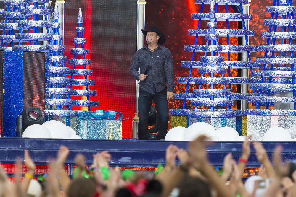 Garth Brooks Breaks Ticket Sales Record in Champaign, IL GARTH BROOKS