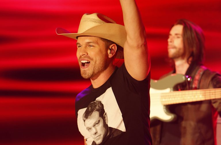 Dustin Lynch Debuts “Small Town Boy” on Jimmy Kimmel Live – WATCH