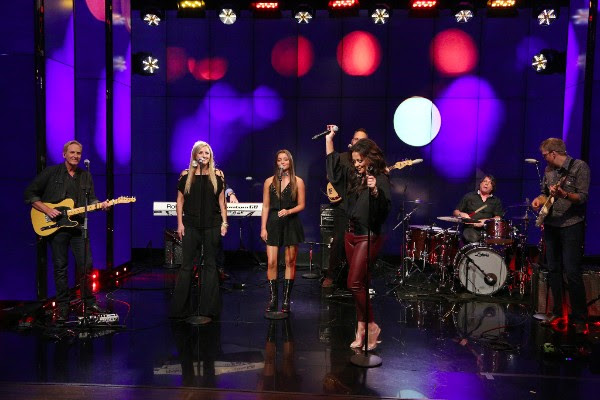 Sara Evans and Daughter Perform on “Live With Kelly and Ryan” – Watch Now