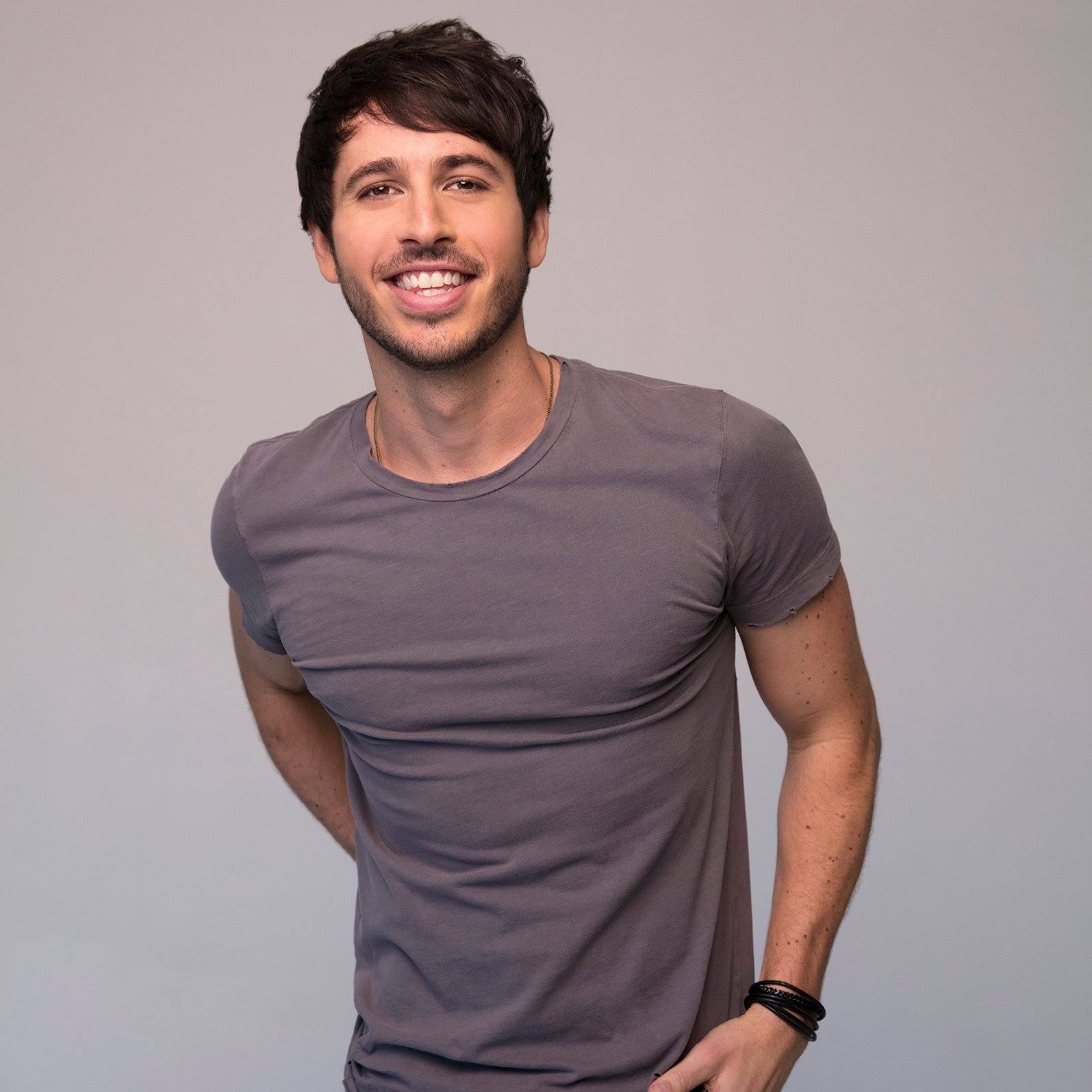 Morgan Evans’ New Music Video Will Make You Want to “Kiss Somebody”