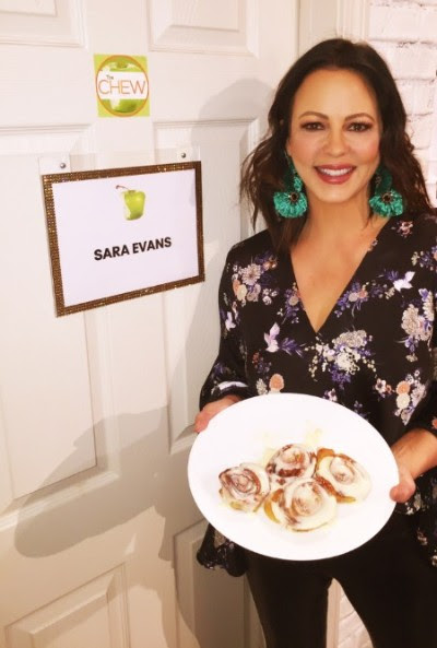 Sara Evans Shares Family Cinnamon Roll Recipe on “The Chew”