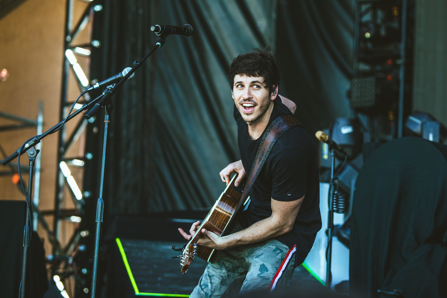 Morgan Evans Completes 10 In 10 Tour & Takes Fans Behind-the-Scenes of “Kiss Somebody”