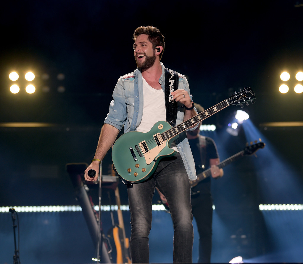 Thomas Rhett Shows Fans How Fast His “Life Changes” on Tour in New Video – Watch