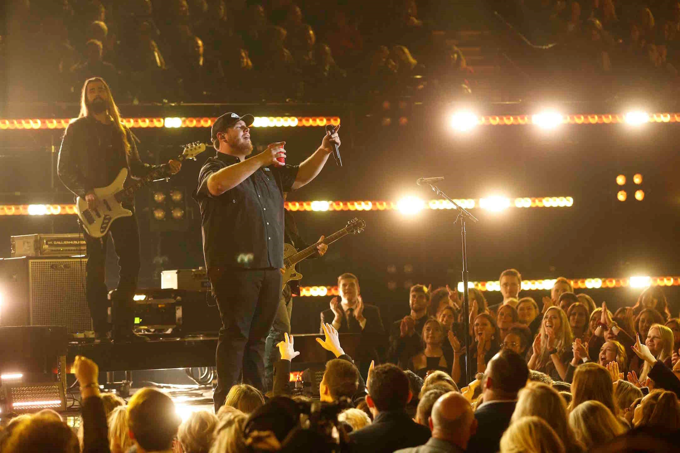 Luke Combs is CMA’s New Artist of the Year