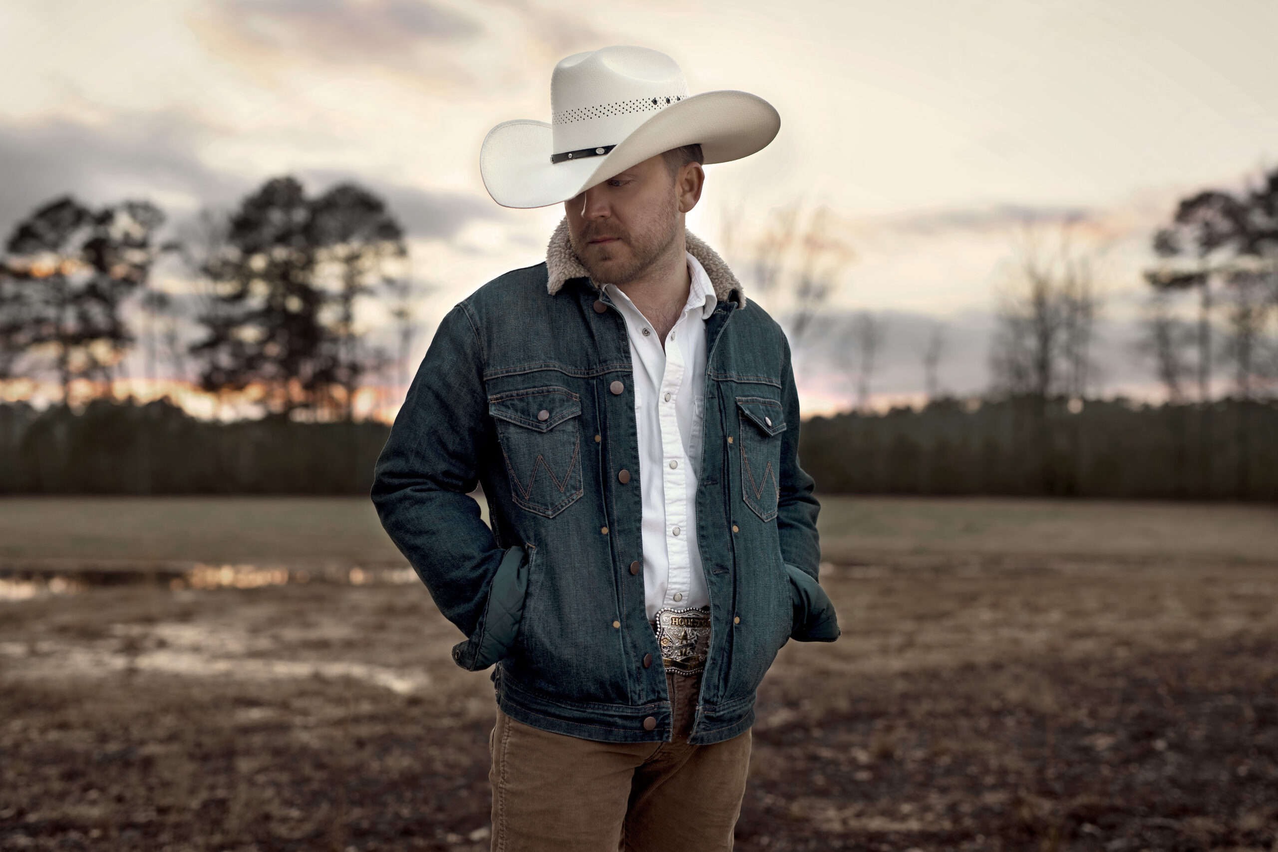Justin Moore’s Most Personal Song Barely Made New Album ‘Straight Outta The Country’ (Exclusive)