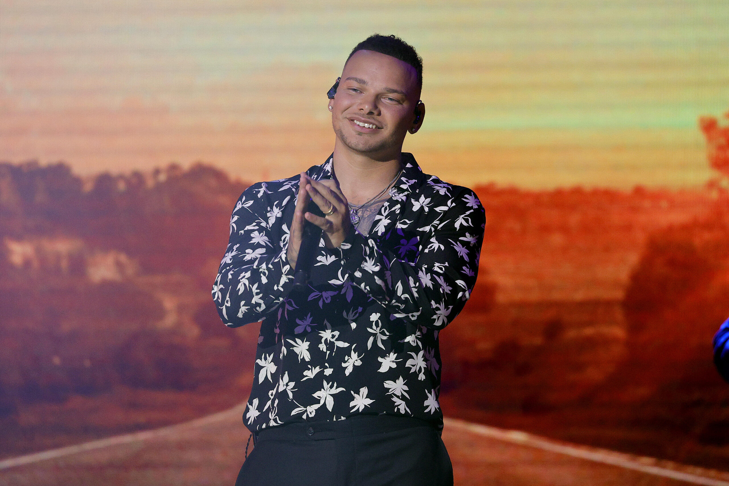 Kane Brown Set To Co-Host “A Home For The Holidays” TV Special This Weekend