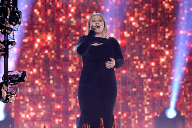 Kelly Clarkson Pays An Emotional Tribute To Dolly Parton With “I Will Always Love You” At the 2022 ACM Awards