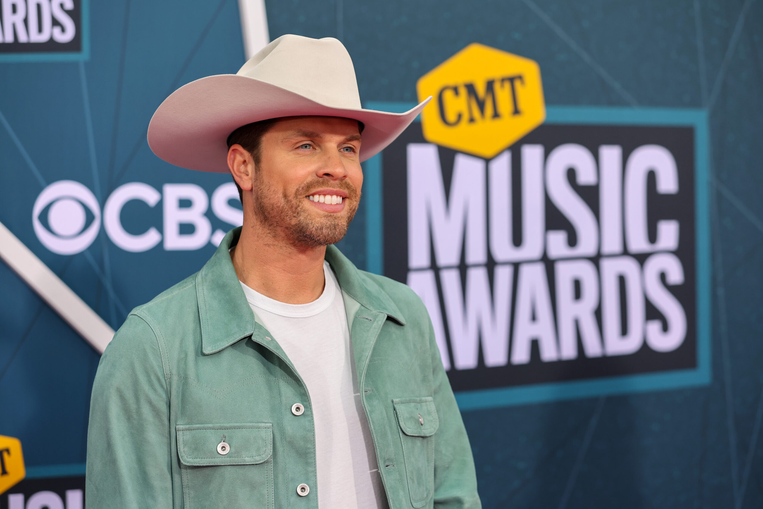 Dustin Lynch Makes History with “Thinking ‘Bout You” with MacKenzie Porter, Says This Song Has Been “The Greatest Gift” (Exclusive)