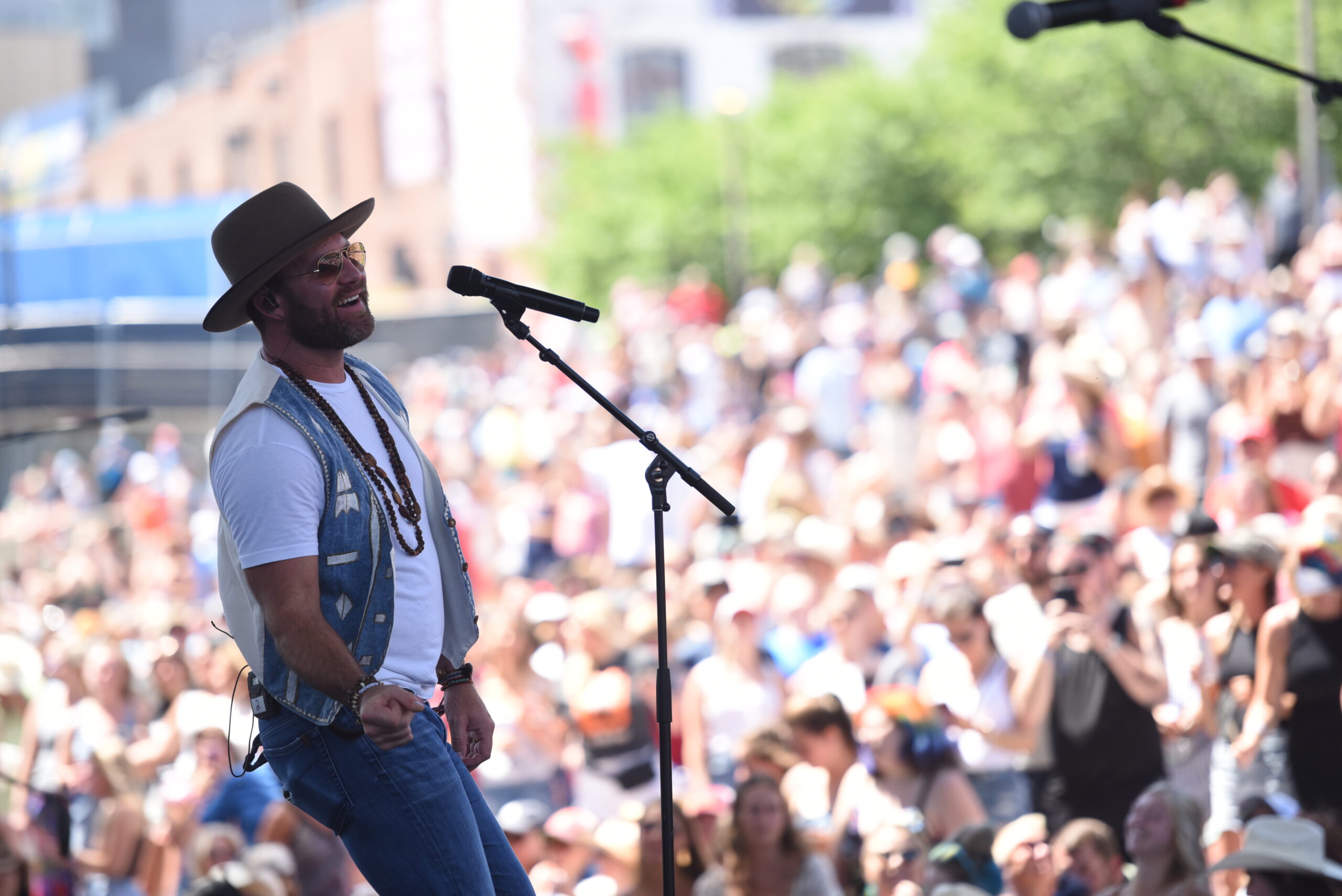 Drake White is Letting Go and Living Life – How He Overcame Partial Paralysis and Got Back on the Stage